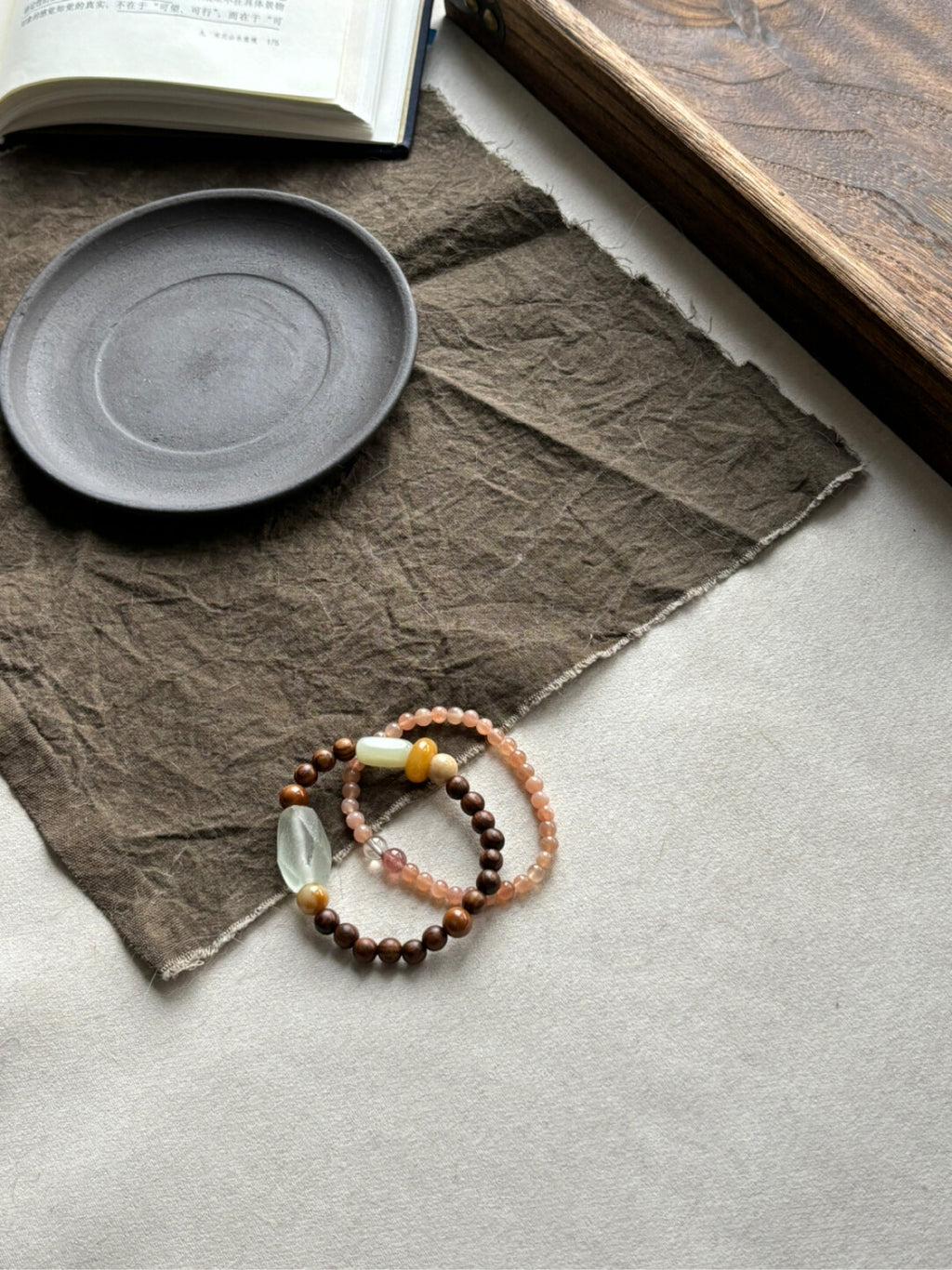 桔青 晚荷｜原创天然石金丝檀木太阳石老琉璃手串