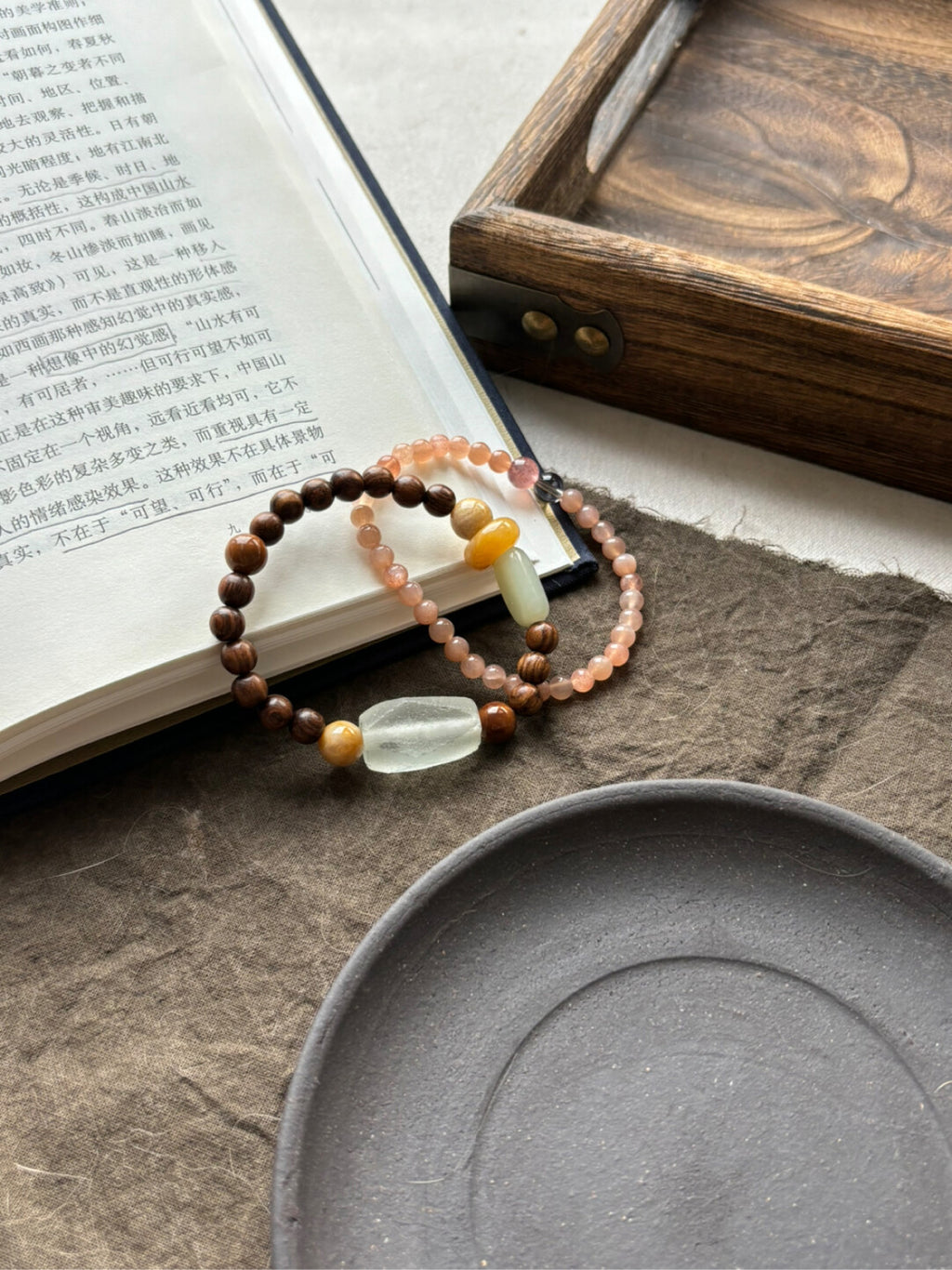 桔青 晚荷｜原创天然石金丝檀木太阳石老琉璃手串
