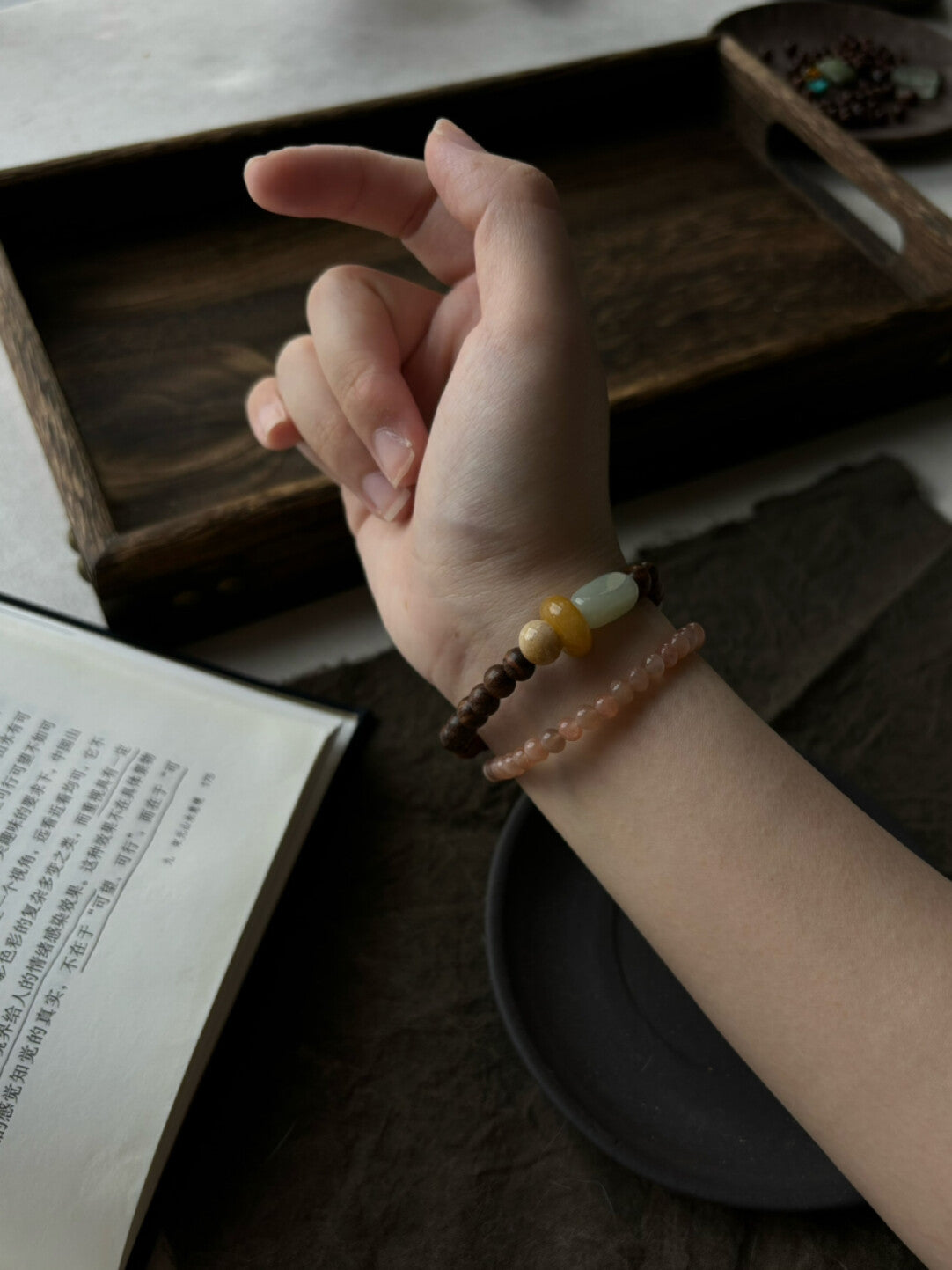 桔青 晚荷｜原创天然石金丝檀木太阳石老琉璃手串